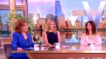 Blazer croisé L’Agence Chamberlain porté par Joy Behar tel qu’on le voit dans The View le 8 mars 2024