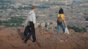 Le jean Levi’s des années 90 501 porté par Emma (Ambika Mod) comme on le voit dans One Day (S01E01)