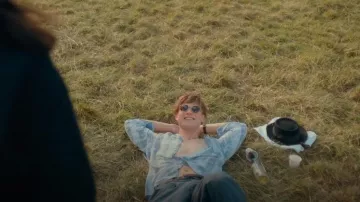 Lunettes de soleil rondes Ray Ban portées par Dexter (Leo Woodall) dans One Day (S01E03)