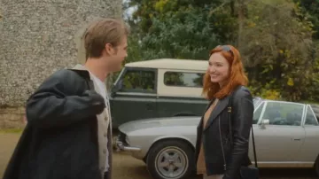 Veste de plongée en cuir Vince Feather portée par Sylvie (Eleanor Tomlinson) comme on le voit dans One Day (S01E09)