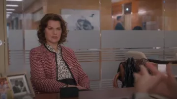 Blusa de leopardo de manga larga Theory usada por Belinda Tuttle (Sandra Bernhard) como se ve en So Help Me Todd (S02E03)