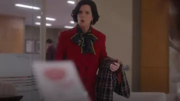 Chaqueta a cuadros de Calvin Klein usada por Margaret (Marcia Gay Harden) como se ve en So Help Me Todd (T02E03)