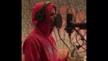 Sweat à capuche rose ERYS porté par Justin Bieber dans sa vidéo YouTube Designed to love you ❤