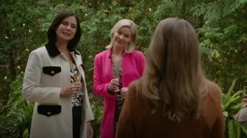 Abrigo con cinturón con ribete de terciopelo Gucci usado por Cassie Nightingale (Catherine Bell) como se ve en Good Witch (T07E01)
