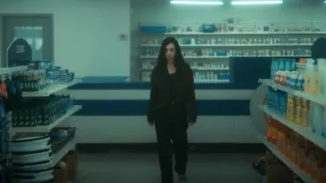 Baum Und Pferdgarten Nini Jeans worn by Jayme Hargreeves (Cazzie David) as seen in The Umbrella Academy (S03E02)