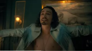 Chaqueta de cuero sintético con flecos de Topshop usada por Klaus Hargreeves (Robert Sheehan) como se ve en The Umbrella Academy (T03E06)