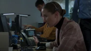 & Other Stories Blazer à carreaux en laine porté par Becky Green (Erin Doherty) dans Chloe (S01E01)