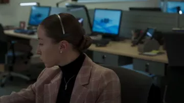 & Other Stories Pull à col roulé en laine porté par Becky Green (Erin Doherty) comme on le voit dans Chloe (S01E01)