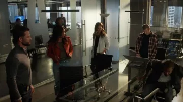 Levi Skinny Jeans portés par Nancy McKenna (Jessica Alba) dans L.A.'s Finest (S02E01)