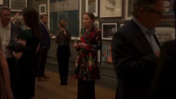 Alice + Olivia Leila Fit-&-Flare Pleated Coat porté par Becky Green (Erin Doherty) comme on le voit dans Chloe (S01E01)