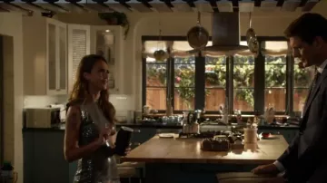 Zara : Robe scintillante portée par Nancy McKenna (Jessica Alba) dans L.A.'s Finest (S02E01)