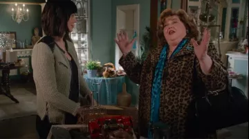 Chaqueta de leopardo de Tlabots Albury usada por la alcaldesa Martha Tinsdale (Catherine Disher) como se ve en Good Witch (T07E08)