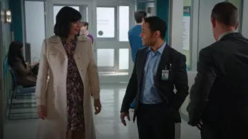 Abrigo con cinturón Gucci G usado por Cassie Nightingale (Catherine Bell) como se ve en Good Witch (T07E08)
