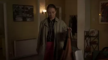 Chemisier Ted Baker Lottu porté par Becky Green (Erin Doherty) dans Chloe (S01E01)