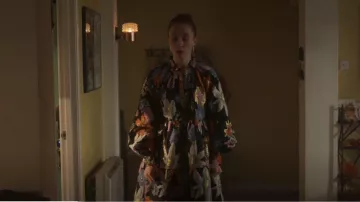 Robe Stine Goya en organza jasmin portée par Becky Green (Erin Doherty) comme on le voit dans Chloe (S01E02)