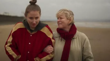 Veste universitaire rouge vintage des années 60 portée par Becky Green (Erin Doherty) comme on le voit dans Chloé (S01E03)