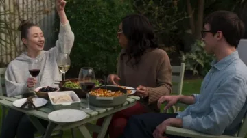 & Autre sweat à capuche en tricot de laine surdimensionné porté par Becky Green (Erin Doherty) comme on le voit dans Chloe (S01E03)