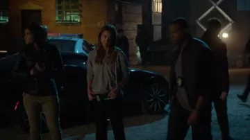 Le Grand. Le sweat à capuche Henley porté par Nancy McKenna (Jessica Alba) dans L.A.'s Finest (S02E02)