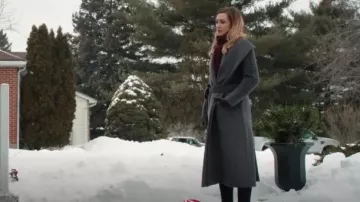 Manteau Sentaler Suri porté par Joy Harper (Katherine Barrell) comme on le voit dans Good Witch (S07E10)