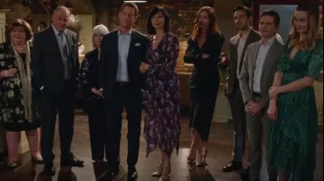 El vestido midi plisado de Kooples usado por Cassie Nightingale (Catherine Bell) como se ve en Good Witch (T07E10)