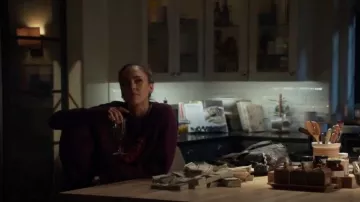 Le Grand. Sweat-shirt d’université porté par Nancy McKenna (Jessica Alba) comme on le voit dans L.A.'s Finest (S02E03)
