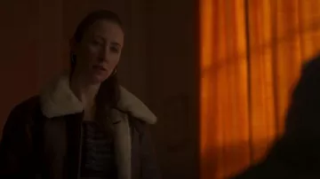 Alpha industries B-3 Sher­pa Mod Bomber Jack­et worn by Becky Green (Erin Doherty) as seen in Chloe (S01E05)