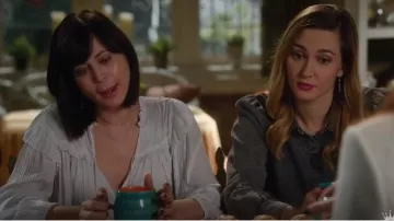 Chemisier en satin plissé d’Ulla Johnson porté par Cassie Nightingale (Catherine Bell) dans Good Witch (S07E10)