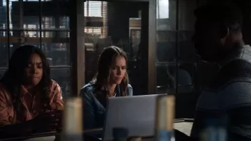 Veste en jean délavée portée par Nancy McKenna (Jessica Alba) dans L.A.'s Finest (S02E03)