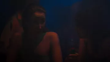 Shein Crop Top à épaules asymétriques porté par Becky Green (Erin Doherty) comme on le voit dans Chloe (S01E05)