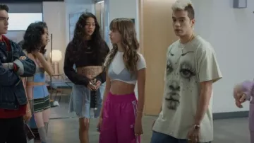 Pantalones Adidas Bellista Three Stripe Wide Leg en Rosa usados por Jana Cohen (Azul Guaita) como se ve en Rebelde (S01E06)