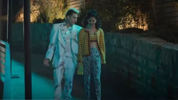 Cardigan d’échecs chameau porté par Anita (Pamela Almanza) dans Rebelde (S01E06)