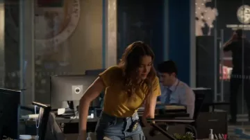 C’est le grand t-shirt slim porté par Nancy McKenna (Jessica Alba) comme on le voit dans L.A.'s Finest (S02E05)