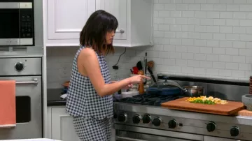 Lisa Marie Fernandez Pantalon large en gingam festonné et bouclé porté par Selena Gomez dans Selena + Chef (S04E01)