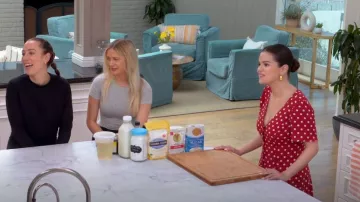 Robe Hal Reformation en Campari portée par Selena Gomez comme on le voit dans Selena + Chef (S04E01)