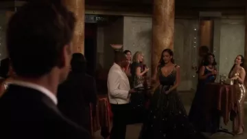 Robe brodée d’étoiles Monique Lhuillier portée par Nancy McKenna (Jessica Alba) dans L.A.'s Finest (S02E07)