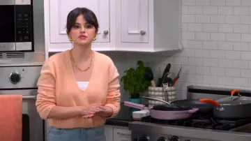 Pull Leset Zoe porté par Selena Gomez dans Selena + Chef (S04E04)