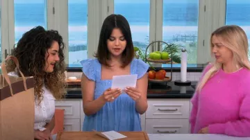 Minirobe Juliet Dunn Baby Doll en coton brodé portée par Selena Gomez dans Selena + Chef (S04E05)