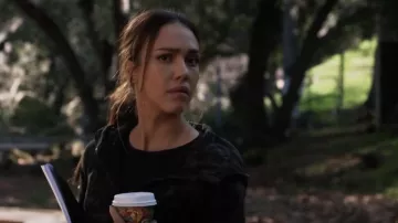 Sweat à capuche Lululemon Scuba porté par Nancy McKenna (Jessica Alba) dans L.A.'s Finest (S02E10)