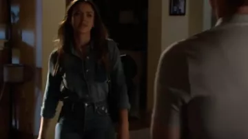 Chemise en jean Topshop portée par Nancy McKenna (Jessica Alba) dans L.A.'s Finest (S02E12)