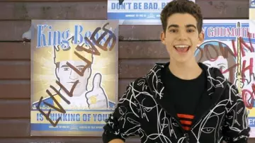 Sudadera con capucha negra de Haculla usada por Cameron Boyce en ¡Feliz cumpleaños Cameron Boyce! | Vídeo de YouTube de Disney Channel
