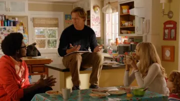 Converse Laceless Sneakers worn by Ben Fox (Nat Faxon) as seen in Ben and Kate (S01E04)