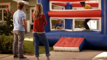 Levi's Original Cropped Women's Jeans worn by Kate Fox (Dakota Johnson) as seen in Ben and Kate (S01E05)