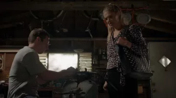 Bailey 44 Marguerite Leopard Print Wrap Top porté par Tami Tamietti (Kate Miner) dans Shameless (S11E01)