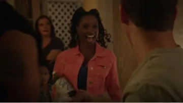 Veste en jean Sjyp portée par Veronica Fisher (Shanola Hampton) dans Shameless (S11E01)