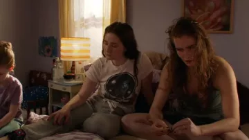 Vintage 1987 Grateful Dead Space votre visage T Shirt porté par Debbie Gallagher (Emma Kenney) comme on le voit dans Shameless (S11E01)