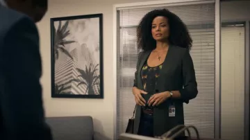 Camiseta sin mangas de seda con estampado de pavo real French Connection usada por Nichelle Carmichael (Rochelle Aytes) como se ve en S.W.A.T. (S07E03)