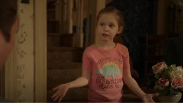 L’ensemble de pyjama rose et blanc de Zulily Carter « L’heure du coucher est si il y a 65 millions d’années » porté par Frances Gallagher (Paris Newton) comme on le voit dans Shameless (S11E02)