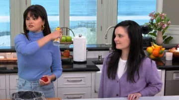 Jeans Levis Ribcage en Ojai Shore porté par Selena Gomez comme on le voit dans Selena + Chef (S04E09)