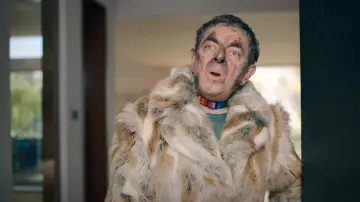 Nili Lotan Simon Manteau porté par Trevor (Rowan Atkinson) dans Man Vs Bee (S01E04)