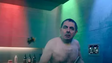 Le shampooing pour femmes Aesop utilisé par Trevor (Rowan Atkinson) comme on le voit dans Man Vs Bee (S01E05)